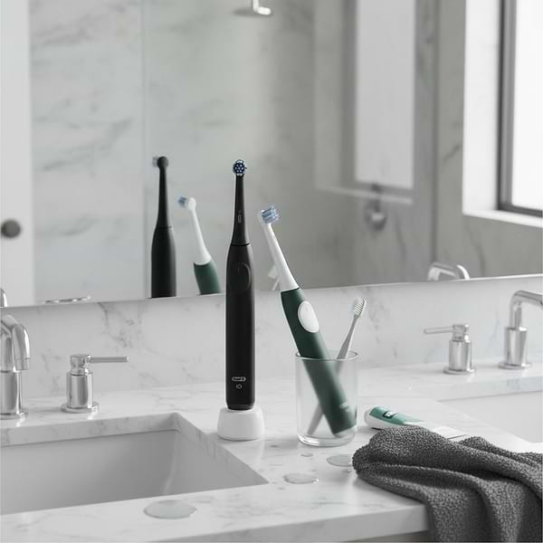 Фото - Зубная щетка электрическая Oral-B Braun iO 2 iOS2d.2ZZ9.0 типа 3770 Ультрачорная и Лесно-Зеленая (набор)