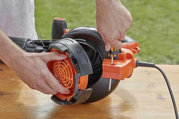 Фото - Садовый пылесос Black&Decker BEBLV300