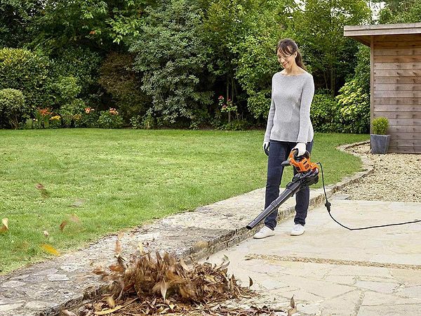 Фото - Садовый пылесос Black&Decker BEBLV300