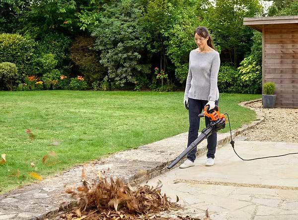 Фото - Садовый пылесос Black&Decker BEBLV301