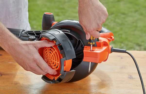 Фото - Садовый пылесос Black&Decker BEBLV301