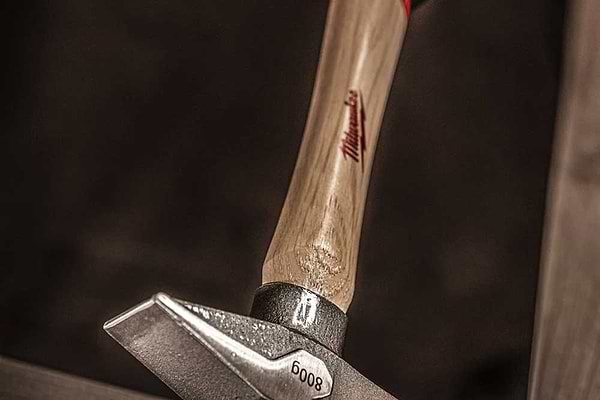 Фото - Молоток Milwaukee 1000 г рукоятка деревянная (4932478670)