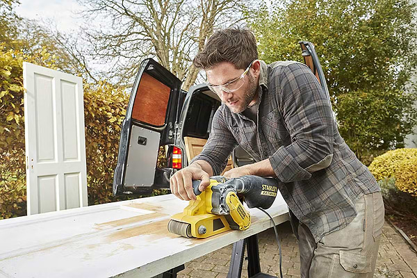 Фото - Ленточная шлиф. машина Stanley 1010 Вт (FMEW204K)