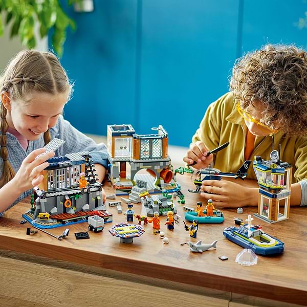 Фото - Конструктор LEGO City Поліцейський острів-в'язниця (60419)