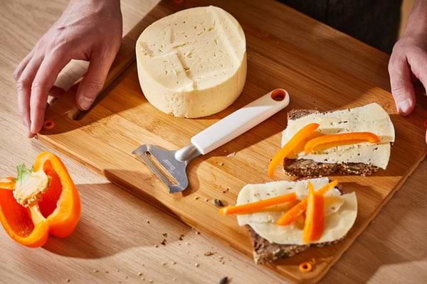 Фото - Ніж для сиру Fiskars Functional Form (1016128)