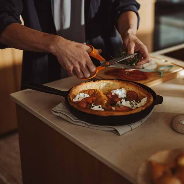 Фото - Сковорода універсальна Fiskars Folken 28 см (1075699)