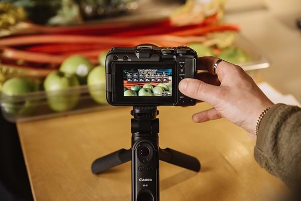 Фото - Фотокамера беззеркальная Canon EOS R50 V RF-S 14-30 IS STM PZ Content Creator Kit (6895C030AA)