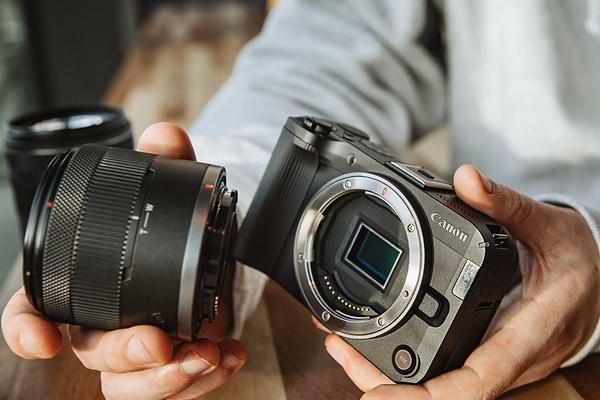 Фото - Фотокамера беззеркальная Canon EOS R50 V RF-S 14-30 IS STM PZ Content Creator Kit (6895C030AA)