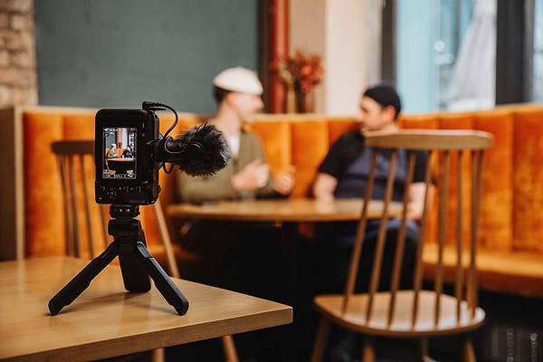 Фото - Фотокамера беззеркальная Canon EOS R50 V RF-S 14-30 IS STM PZ Content Creator Kit (6895C030AA)