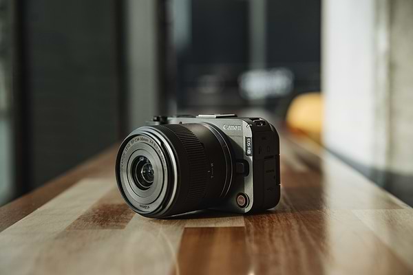 Фото - Фотокамера беззеркальная Canon EOS R50 V RF-S 14-30 IS STM PZ Content Creator Kit (6895C030AA)