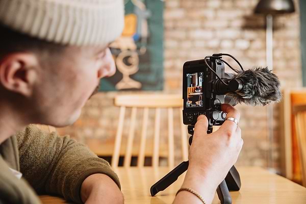 Фото - Фотокамера беззеркальная Canon EOS R50 V RF-S 14-30 IS STM PZ Content Creator Kit (6895C030AA)