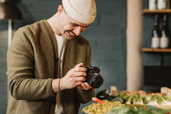 Фото - Фотокамера беззеркальная Canon EOS R50 V RF-S 14-30 IS STM PZ Content Creator Kit (6895C030AA)