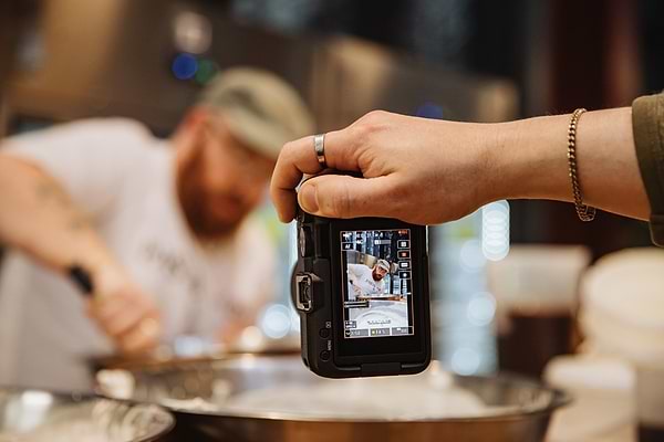 Фото - Фотокамера беззеркальная Canon EOS R50 V RF-S 14-30 IS STM PZ Content Creator Kit (6895C030AA)