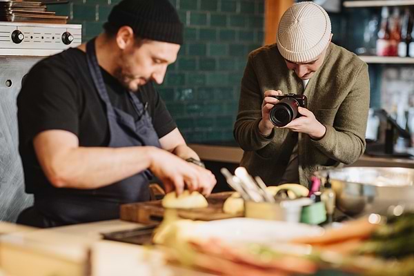 Фото - Фотокамера беззеркальная Canon EOS R50 V RF-S 14-30 IS STM PZ Content Creator Kit (6895C030AA)