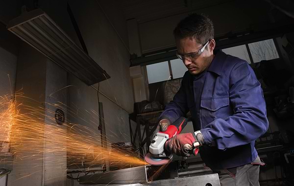 Фото - Болгарка Milwaukee AGV 15-125 XE 1550Вт 125 мм (4933428127)