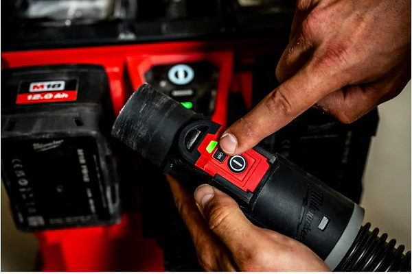 Фото - Пылесос моющий с контейнером Milwaukee M18 F2VC23LG2-0 (4933500140)