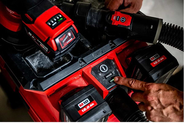 Фото - Пылесос моющий с контейнером Milwaukee M18 F2VC23LG2-0 (4933500140)