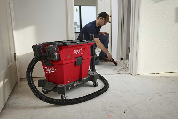 Фото - Пылесос моющий с контейнером Milwaukee M18 F2VC23LG2-0 (4933500140)