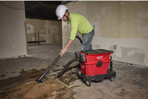 Фото - Пылесос моющий с контейнером Milwaukee M18 F2VC23LG2-0 (4933500140)