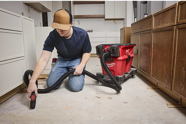 Фото - Пылесос моющий с контейнером Milwaukee M18 F2VC23LG2-0 (4933500140)