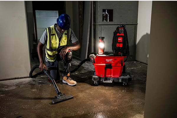 Фото - Пылесос моющий с контейнером Milwaukee M18 F2VC23LG2-0 (4933500140)