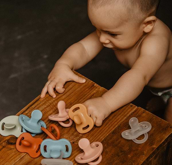 Фото - Симметричная пустышка Suavinex физиологическая 0-6 мес. Colour Essence коричневая (308094)