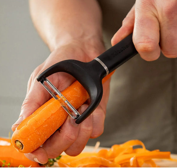 Фото - Овощечистка KitchenAid Classic 17.5 см черный (KHH145OHOBEG)