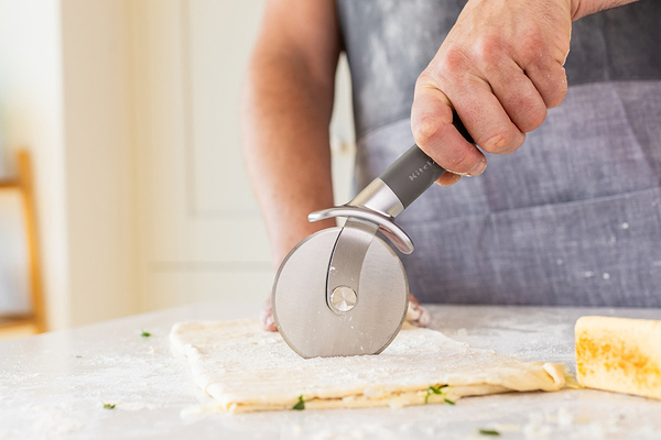 Фото - Ніж для піци KitchenAid Classic 24.5 см сірий (KHA113OHCHGG)