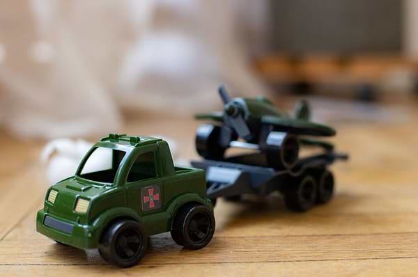 Фото - Базовый игровой транспорт для малыша Tigres Набор авто "Kid cars" военный 3 шт. на планшетке (39997)