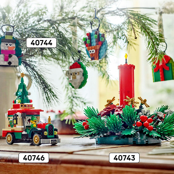Фото - Конструктор LEGO Iconic Вантажівка Санти (40746)
