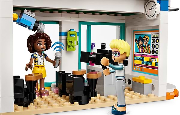 Фото - Конструктор LEGO Friends Хартлейк-Сіті: міжнародна школа (41731)
