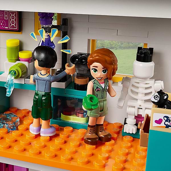 Фото - Конструктор LEGO Friends Хартлейк-Сіті: міжнародна школа (41731)