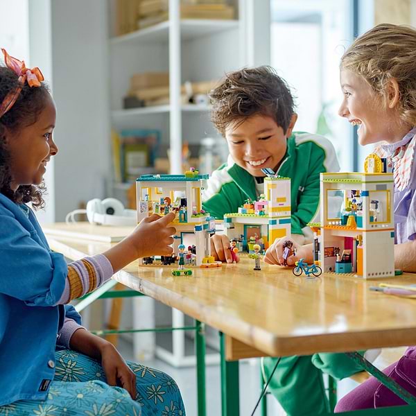Фото - Конструктор LEGO Friends Хартлейк-Сіті: міжнародна школа (41731)