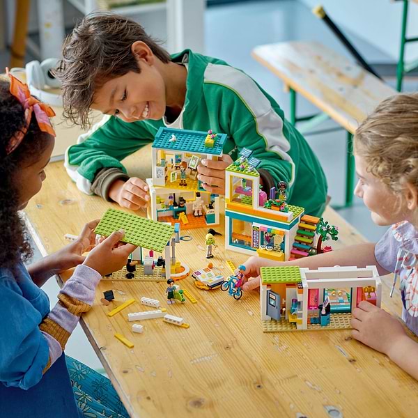 Фото - Конструктор LEGO Friends Хартлейк-Сіті: міжнародна школа (41731)