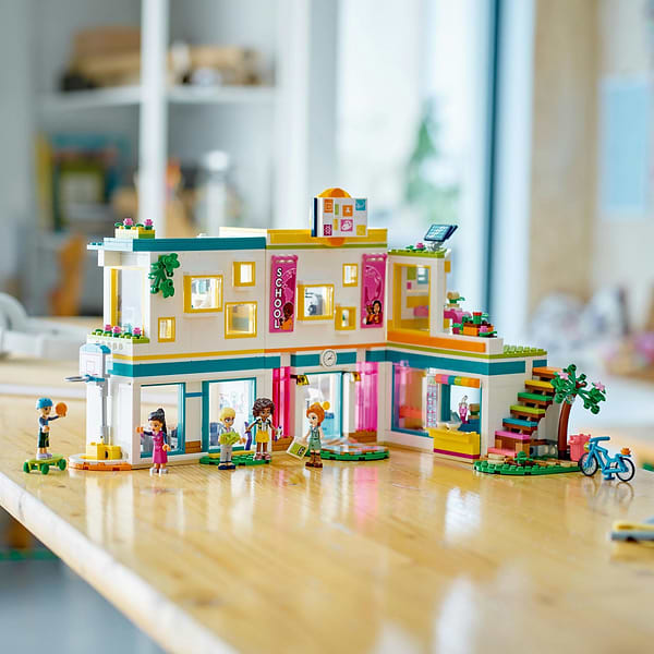 Фото - Конструктор LEGO Friends Хартлейк-Сіті: міжнародна школа (41731)