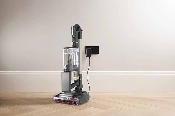 Фото - Пылесос ручной для дома Shark Stratos Anti Hair Wrap Plus Pet Pro (IZ400EUT)