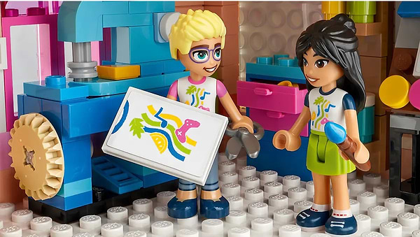 Фото - Конструктор LEGO Friends Хартлейк-Сіті. Громадський центр (41748)