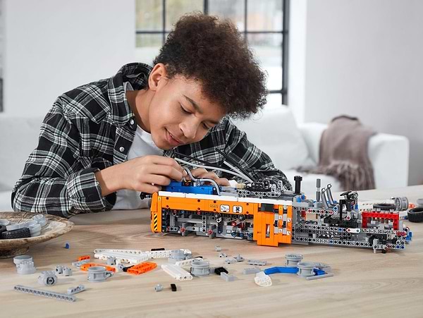 Фото - Конструктор LEGO Technic Вантажний евакуатор (42128)