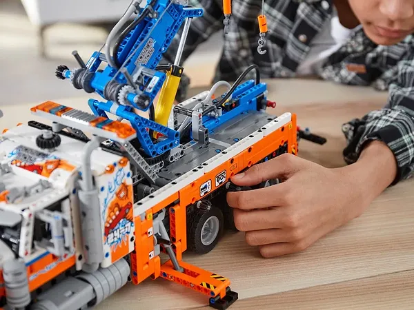 Фото - Конструктор LEGO Technic Вантажний евакуатор (42128)
