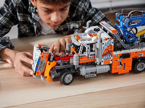 Фото - Конструктор LEGO Technic Вантажний евакуатор (42128)