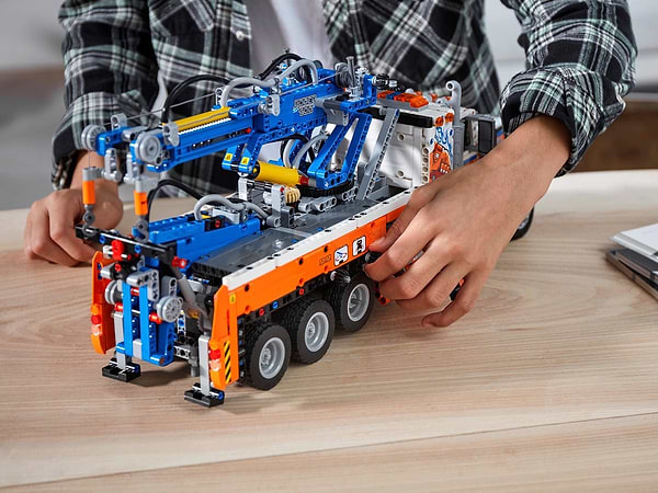 Фото - Конструктор LEGO Technic Вантажний евакуатор (42128)