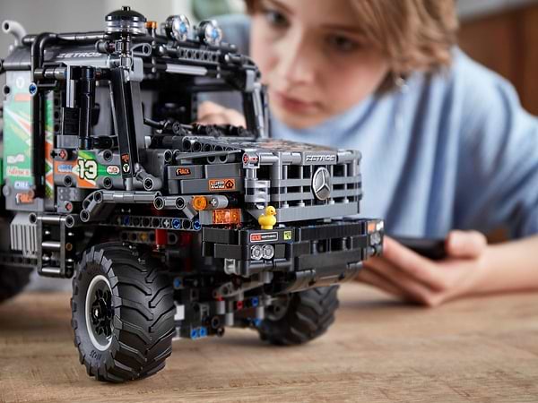 Фото - Конструктор LEGO Technic Повнопривідний вантажівка-позашляховик Mercedes-Benz Zetros (42129)