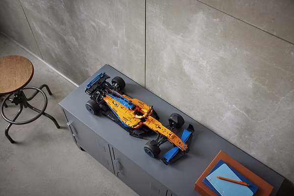 Фото - Конструктор LEGO Technic Гоночный автомобиль McLaren Formula 1 (42141)