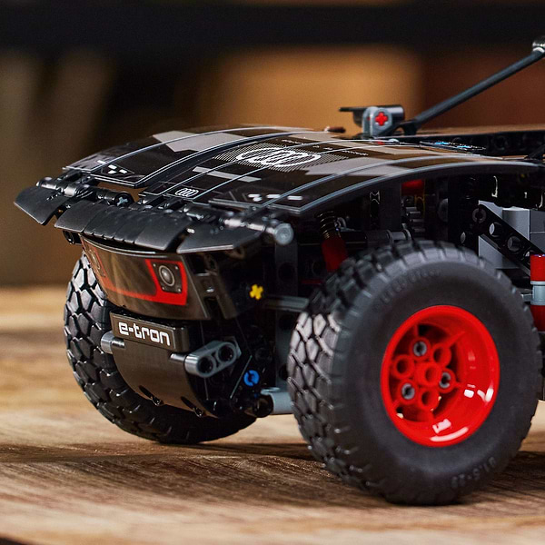 Фото - Конструктор LEGO Technic Audi RS Q e-tron (42160)
