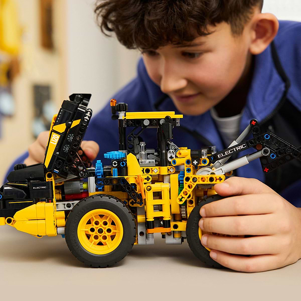 Фото - Конструктор LEGO Technic Колесный погрузчик Volvo L120 Electric (42209)