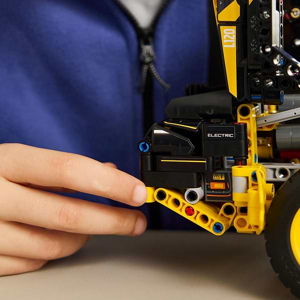 Фото - Конструктор LEGO Technic Колесный погрузчик Volvo L120 Electric (42209)