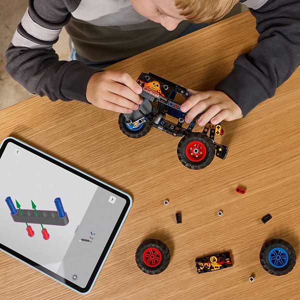 Фото - Конструктор LEGO Technic Monster Jam™ Grave Digger™ Вогонь і лід (42219)