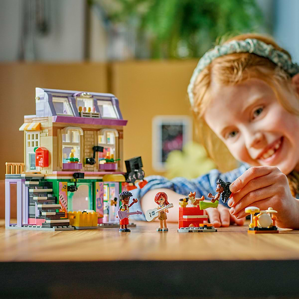 Фото - Конструктор LEGO Friends Музична крамниця і квартира (42653)
