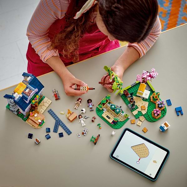 Фото - Конструктор LEGO Friends Домик и цветник пчеловодов (42669)