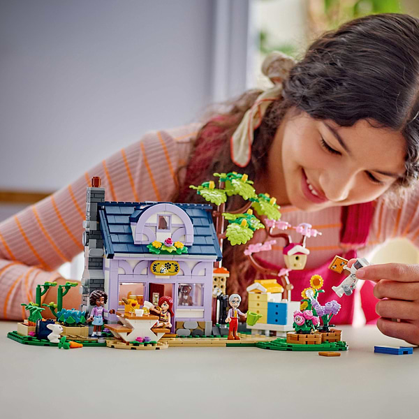 Фото - Конструктор LEGO Friends Домик и цветник пчеловодов (42669)